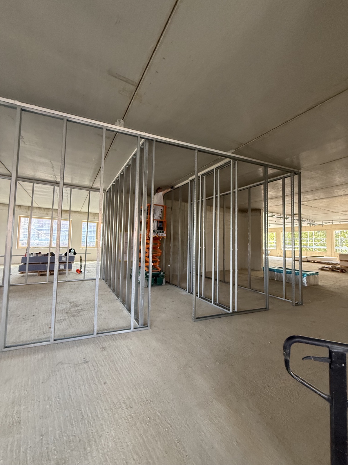 Metallständerwerk für F90-Wände aus Gipskarton während der Trockenbauarbeiten
