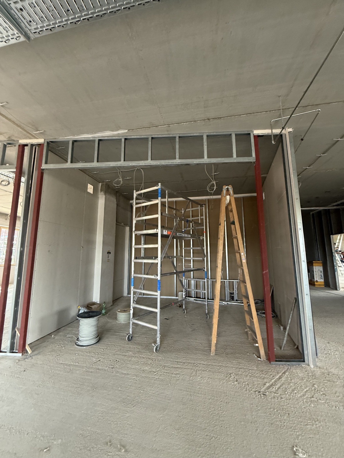 Trockenbauarbeiten an F90-Wandkonstruktion aus Gipskarton und Metallständerwerk